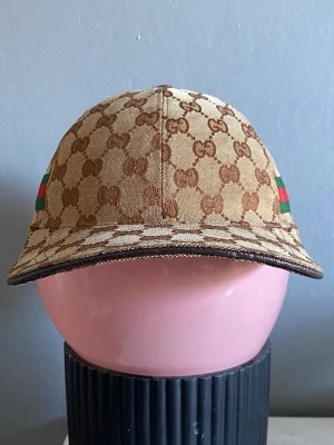 Beige keps - beige keps med de klassiska gg monogramet, i väldigt fint skick!