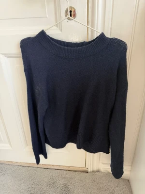 Mörkblå stickad tröja - En mörkblå stickad tröja från Gina i storlek 146/152 men passar även lite större. 💙