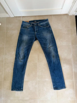 Dondup jeans  - Dondup jeans säljes! Mycket fint skick, perfekt till finare tillställningar osv. Nypris ligger runt 2500 men såklart ställer Avenue upp med ett bättre pris. Hör av dig vid frågor💫 Med vänlig hälsning, Avenue