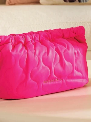 Rosa quiltad necessär från Rituals - Snygg och trendig necessär i starkt rosa färg från Rituals. Quiltad design med vågigt mönster och elastisk öppning upptill. Perfekt för smink eller småprylar. Tillverkad i mjukt syntetmaterial med diskret logga i guld framtill.