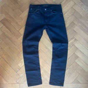 Nudie jeans lean dean - Säljer ett par tvärfeta nudie jeans i modellen lean dean och aär nästan helt oanvända. Jeansen är i färgen dry everblack och är i storleken W32 L32. Priset kan diskuteras vid en snabb affär.