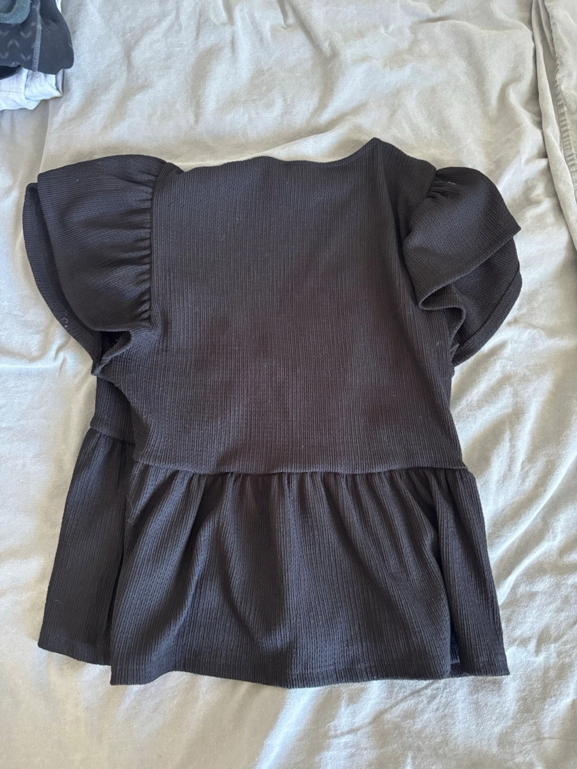 Svart v-ringad blus med volang - 1