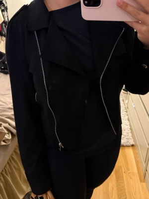 Svart bikerjacka med dragkedja - Mocka jacka till salu! Pris går att diskuteras😊💕