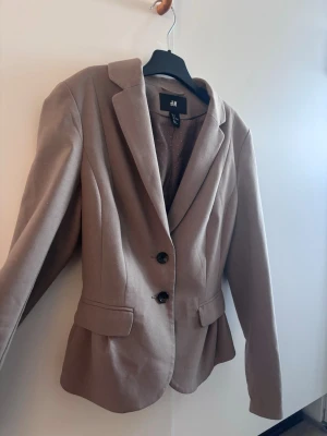 Kavaj  - Väldigt fin brun/beige kavaj som sitter som en smäck! 🌸