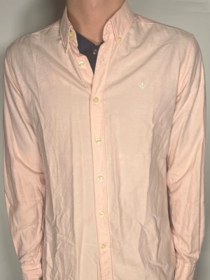 Morris skjorta  - Säljer en riktigt snygg och trendig Morris skjorta i fint skick, storlek L, vid frågor är det bara att skriva //Gramenti