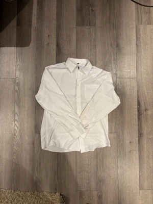 Emporio Armani Skjorta - Säljer en riktigt snygg skjorta för billigt pris!! Storlek - S/M Skick - 9/10 Färg - Vit Hör av er vid frågor!!