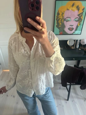 Vit broderad blus/skjorta  - Säljer en vit blus/skjorta med broderade blommor från &otherstories. Blusen har knäppning framtill och är i mycket bra skick. 