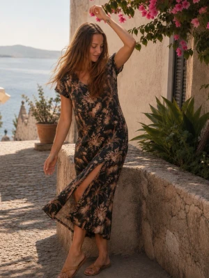 Reyn Spooner Hawaii Klänning – 100% Rayon - Tropiskt Bladmönster - Elegant klänning från Reyn Spooner i 100 % rayon med klassiskt tropiskt bladmönster. Rak, avslappnad modell med rund hals, korta ärmar och sidoslitsar som ger ett fint fall och skön rörelsefrihet. Mörk taupe/brungrå bas med beige, sand, creme och dämpade rostbruna toner. Perfekt för sommar, semester och resor. Storlek: XS (passar även S). Mått: armhåla till armhåla 48 cm, längd 116 cm. Fint skick.