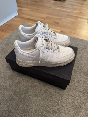 Nike air force 1 07 fresh  - Yo säljer mina Nike air force 1 07 ”fresh” det är deras all leather air force, formen håller sig riktigt bra, och har allmänt svårare för sig att creasa. Skorna behöver en snabb rengöring som jag självklart kan göra innan dem skickas! 