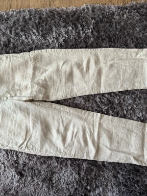 Linnebyxor MNG Man - Beigea linnebyxor av mango man i strl 42/M. De sitter precis som en storlek M skulle jag säga. Perfekt skick och väldigt snygga nu till sommaren. Hör av er vid funderingar!