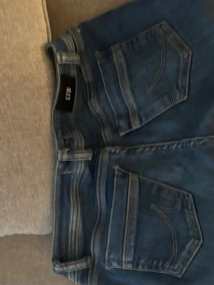Blå jeans från LTB med raka ben - Säljer ett par klassiska blå jeans från LTB med raka ben och snygga bakfickor med dekorativa sömmar. Jeansen har normal midja och bälteshällor. Perfekta till en avslappnad stil och tillverkade i mjukt denimtyg.