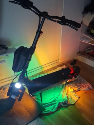Elsparkcykel med LED-belysning Kugoo Kirin - Säljer en svart elsparkcykel från Kugoo Kirin med cool LED-belysning i flera färger. Utrustad med robust ram, bred fotplatta och en hård förvaringsväska framtill. Perfekt för dig som vill ta dig fram snabbt och smidigt i stan. Laddare och tillbehör kan ingå.
