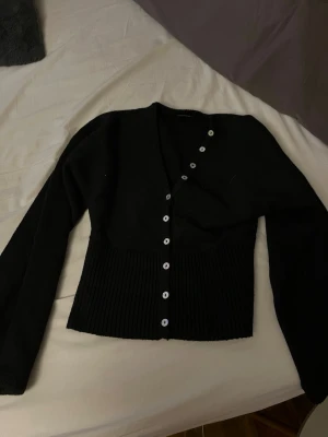 Stickad Gina tröja - Stickad tröja från Gina tricot med knappar, storlek S. Använd fåtal gånger.