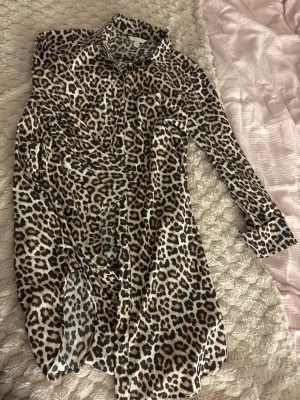 Leopard klänning🤎🖤 - Fin leopard klänning i skjort model🖤🤎 Perfekt klänning med ett skärp nu till sommaren 🖤🤎 I storlek M 🖤🤎 Från HM🖤🤎 Enbart testad 🖤🤎