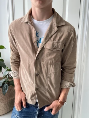 East west overshirt  - East west overshirt, Manchester. Inga defekter! Modellen i bilderna är 180 cm 75 kg och bär Storlek S , Kom med frågor! 🌟 (Kan gå ned i pris vid köp av paket 😉) 