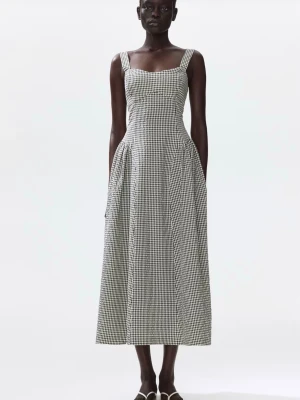Rutig figursydd klänning  - Superfin slutsåld klänning från H&M som bara användts en gång! Den sitter så fint på men jag har för många liknande klänningar så säljer den därför. Ordinare pris 449
