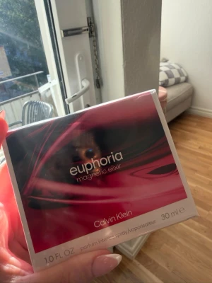 Euphoria Magnetic Elixir 30 ml - Euphoria Magnetic Elixir från Calvin Klein är en intensiv parfym i en elegant, fyrkantig kartong med rosa och svarta detaljer. Flaskan rymmer 30 ml och är perfekt för dig som gillar djupa, sensuella dofter. Snygg och modern design som sticker ut i badrumshyllan.