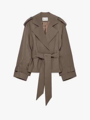 Kort brun trenchcoat från NA-KD - Stilren kort trenchcoat i brun nyans från NA-KD. Jackan har breda slag, axelklaffar, bälte i midjan och justerbara spännen vid ärmsluten. Tillverkad i ett mjukt tyg med slät finish och helfodrad insida. Perfekt för en trendig och avslappnad look.
