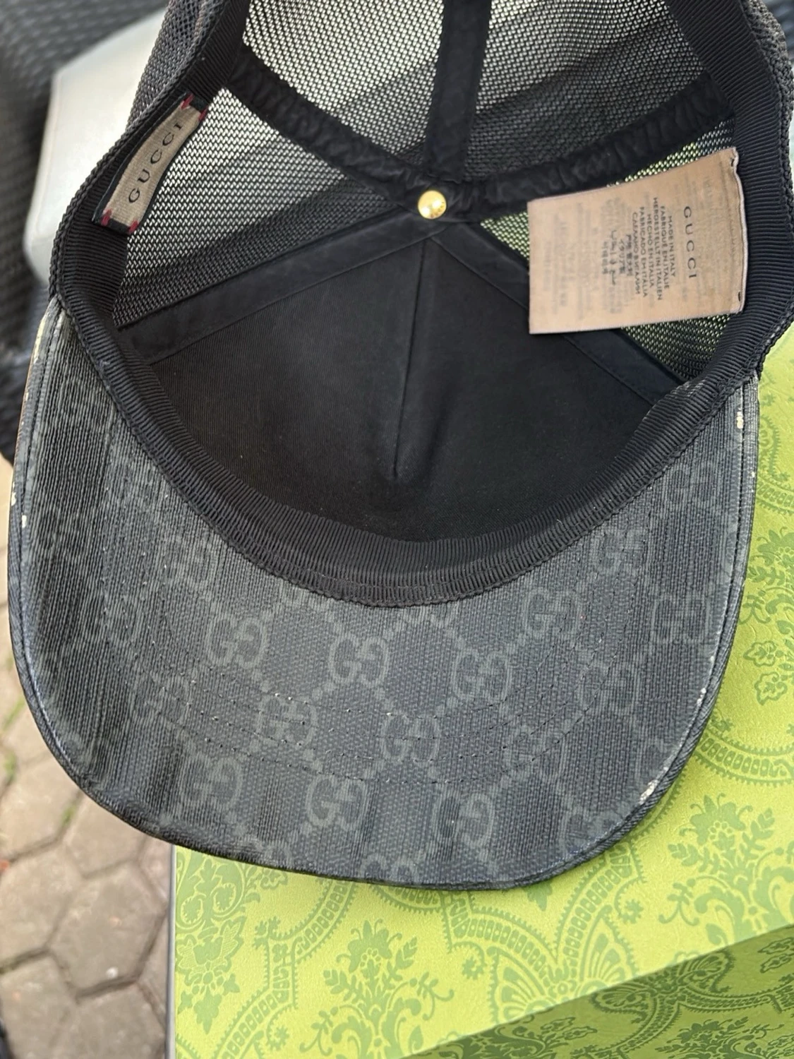 Svart keps med ormtryck från Gucci - 2