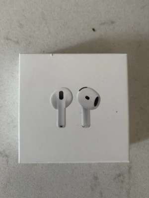 Helt nya AirPods 4 - Rolig historia faktiskt men jag van dessa på finlandsfärjan och alla i familjen har redan ett par fungerande hörlurar så det är ingen poäng att behålla dem. De är den senaste modellen AirPods utan noise canceling. Nypris ligger på 1500 så jag tänker mig 1000 med tanke på att de är o öppnade. 