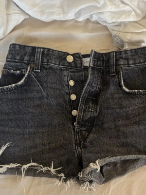 Svarta jeansshorts  - Säljer ett par svarta jeansshorts från Zara som tyvärr är lite små på mig 🌸