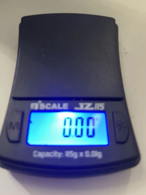 Digital fickvåg JZ115 svart - Smidig digital fickvåg JZ115 i svart plast med blå bakgrundsbelyst display. Vågen har kapacitet upp till 115g och visar vikten med 0,01g noggrannhet. Perfekt för att väga småsaker exakt. Kompakt och lätt att ta med sig.