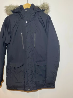 Everest vinterjacka  - Everest vinterjacka storlek 170 . Jackan är knappt använd,ser ut som ny!