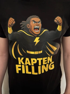 AIK - kapten filing  - Jag säljer kapten filing tröjor alla storlekar finns 158-xxl och det är 180kr som gäller skriv  dm vid intresse 