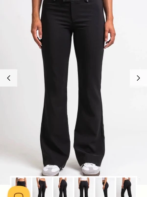 Svarta bootcut kostymbyxor - Säljer ett par svarta low waist kostymbyxor med bootcut passform från madlady. Byxorna har två knappar i linningen och fickor bak. Snyggt klassiska och perfekta till en dressad look. I strl 38 short. Knappt använda så i nytt skick!