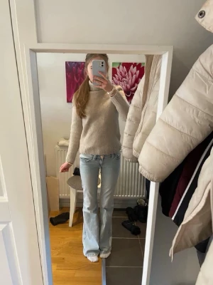 Beige polotröja från Zara - Stickad beige polotröja från Zara i mycket bra skick!! Det står att storleken är M men skulle säga att den är i Xs!☺️💕