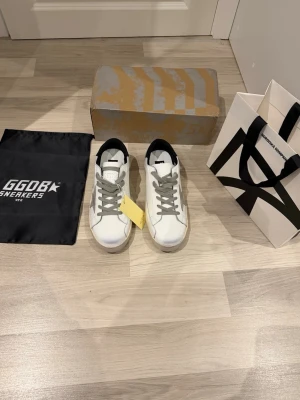 Golden goose  - Sprillans nya golden goose! Bästa investeringen inför sommarn! Storlek:42! Vid minsta fundering kontakta oss!✔️