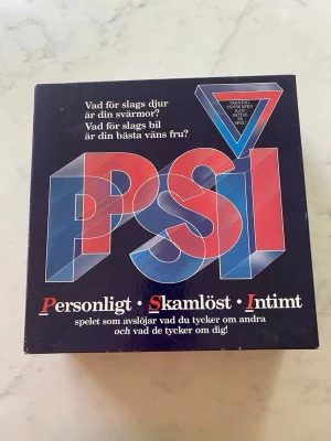 Sällskapsspel PSI Personligt Skamlöst Intimt - Säljer sällskapsspelet PSI – Personligt, Skamlöst, Intimt. Spelet har en mörkblå låda med grafisk text i rött, vitt och blått. Spelplanen är trekantig med vita rutor och färgade detaljer. Perfekt för att lära känna vänner på djupet.