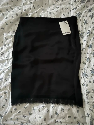 Midikjol i satin - Supersöt helt ny (prislappen kvar) midikjol i satin från bershka💗Nypris 259 kr.