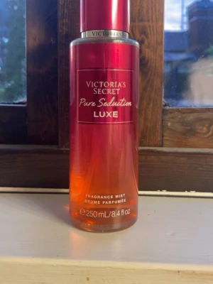 Victoria's Secret Pure Seduction Luxe - Victoria's Secret Pure Seduction Luxe. Se sista bilden för att se hur mycket som är kvar i flaskan. Säljer då den inte kommer till användning!💞