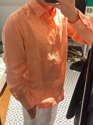 Linneskjorta från Massimo dutti - Säljer min ljusoranga (korall) färgade linnne skjorta från Massimo dutti. Skjortan är inprincip i nytt skick och är använd typ 3 gånger. Passar perfekt nu under sommaren och sitter som en smäck!!🔥🔥🔥