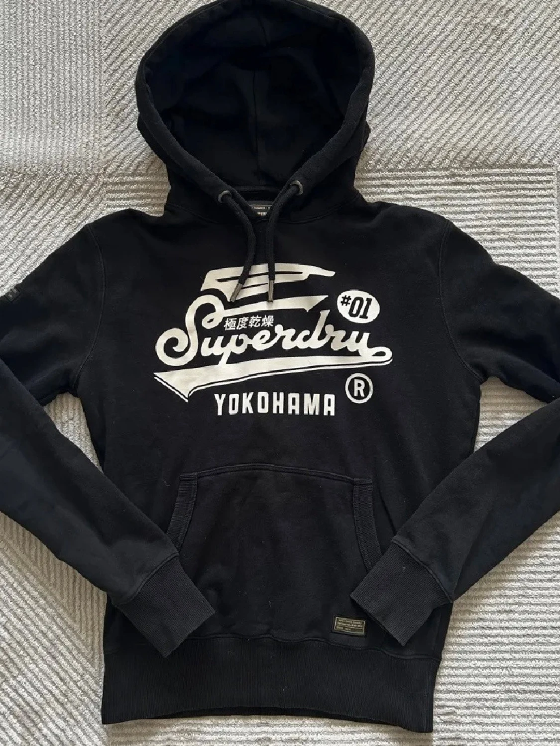 Svart Superdry hoodie med tryck