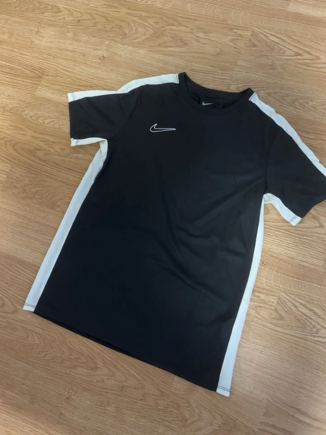 Svart Nike t-shirt med vita detaljer - 1