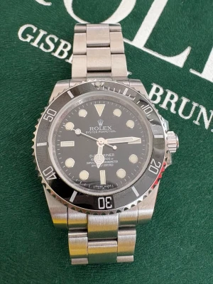 NO DATE svart urtavla - Klassisk NO DATE med svart urtavla och svart vridbar bezel. Klockan har en robust länk med glide-lock clasp! Utan box kan skicka med extra länkar om det behövs!