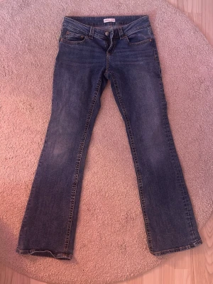 Blå bootcut jeans med fickdetaljer - Mörkblå bootcut jeans. Nästan aldrig använda.
