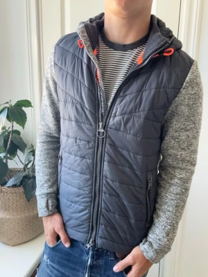 Superdry cardigan  - Superdry cardigan, Inga defekter! Modellen i bilderna är 180 cm 75 kg och bär Storlek S , Kom med frågor! 🌟 (Kan gå ned i pris vid köp av paket 😉) 