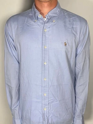 Ralph Lauren skjorta - Säljer en riktigt snygg och trendig Ralph Lauren skjorta i fint skick, storlek M, vid frågor är det bara att skriva //Gramenti
