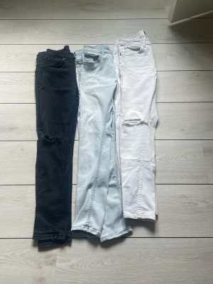 3 par jeans  - Tre par jeans till sommaren till ett riktigt bra pris. Storlek 40 på alla tre och skulle säga att det motsvarar W28. Skriv vid frågor