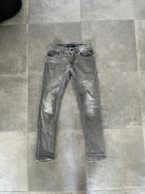 Replay jeans  - Hej! Säljer dessa gråa slim fit jeans från Replay i modellen Wallys. Jeansen har inga märkvärdiga deffekter eller skador. Bara att höra av sig vid minsta fundering!!