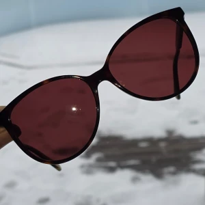 Tommy Hilfiger  - Snygga solglasögon från Tommy Hilfiger i fint skick. Perfekt för dig som vill sticka ut och addera lite edge till din stil. Designen är tidlös. 