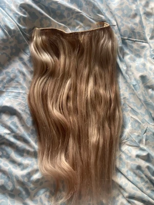 Rapunzel of sweden halo hairband  - Löshår halo hairband från rapunzel of Sweden    50cm långt vikt 150g köpt för 4 999kr knappt använt.