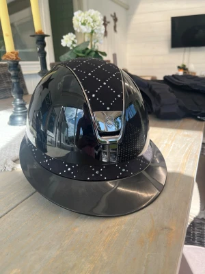 Samshield hjälm - Säljer nu min ridhjälm från samshield. glitterdetaljer på ovansidan och skärmen. Endast använd några få gånger och är i nyskick. St 57