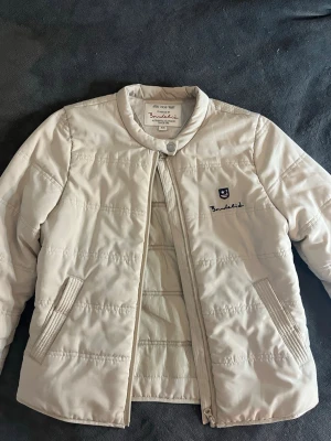Unik jacka  - Skitsnygg tunn jacka, med ett unikt utseende. Från Bondelid i strl xs💞