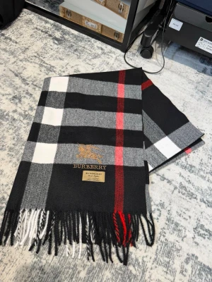 Burberry black/ dark gray scarf Unisex - Its just like new, with no signs of use! Feel free to ask me questions. We buy and sell original only ❤️🥰 unisex model