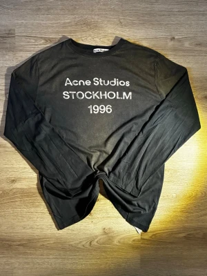 Acne studios långärmad t-shirt long sleeve - Strl. M, Svart - tröja  - Hej! Jag säljer en supersnygg svart Acne Studios långärmad t-shirt i Storlek M  Tröjan är i super skick utan några slitage på märket eller andra defekter på materialet  Lång och bekväm tröja gjord av 100% bomull som funkar i alla tillfällen! Kommer från ett djur och rökfritt hem Kan skickas inom samma dag innan klockan 19!   