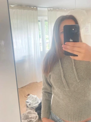 Grå stickad hoodie med luva -  grå stickad hoodie från ZARA med luva. Tröjan har ribbstickade muddar och nederkant, samt en croppad passform. Hoodien säljs inte längre, säljer pga att den är för liten